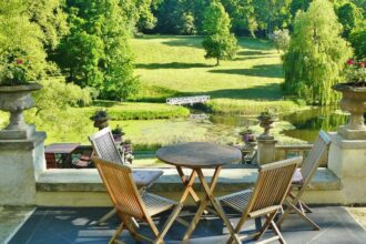Mobilier en bois dans un jardin accueillant et esthétique