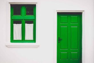 Porte d'entrée moderne embellissant une maison rénovée