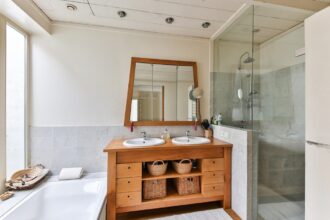 Meuble en bois massif dans un intérieur moderne et chaleureux