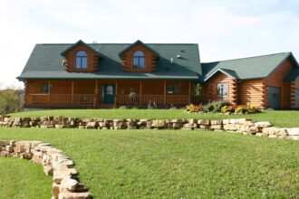 maison en bois moderne avec un design esthétique et écologique