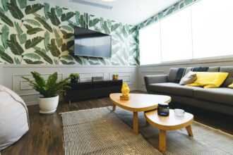 Murs de salon peints en différentes couleurs tendances