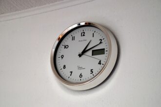 Horloge murale moderne en bois et métal dans un intérieur élégant