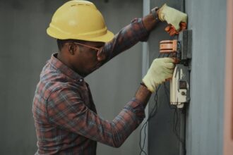 Artisan en intervention pour un dépannage urgent en Hérault
