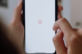 Propriétaire réfléchissant à l'avenir de son logement Airbnb