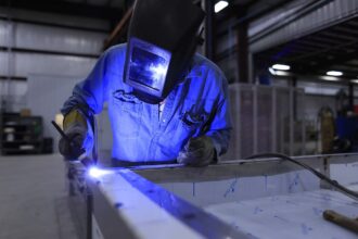 Technique d'oxycoupage en action sur un chantier industriel