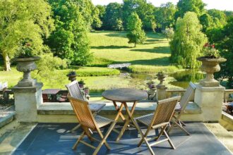 Jardin aménagé avec des meubles confortables et économiques