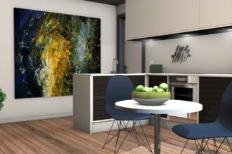 Propriétaire heureux avec un nouveau locataire dans un appartement lumineux
