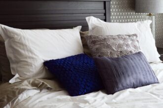 Tête de lit en bois réalisée avec des matériaux recyclés