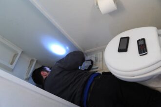 Débouchage d'un évier avec de l'eau bouillante et du sel