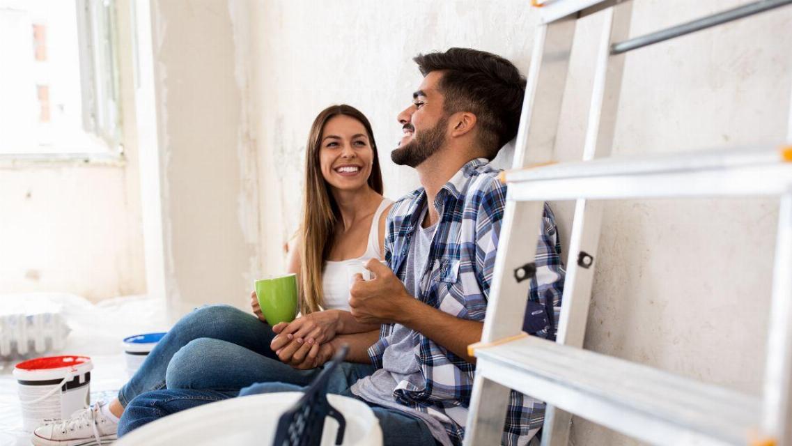 un jeune couple rénovant leur appartement