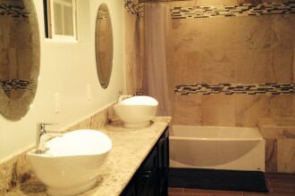 Douche à l'italienne moderne avec carrelage élégant et design épuré