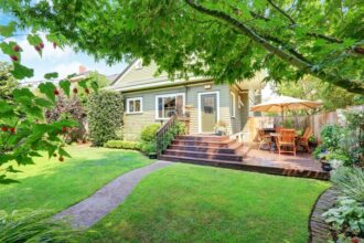 Espace vert aménagé autour d'une maison moderne et écologique