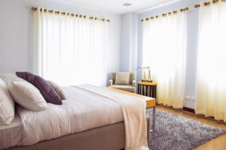décoration intérieure moderne avec des couleurs chaleureuses et des accessoires élégants