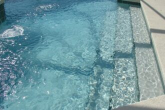 Abris de piscine pour profiter de l'eau propre et claire