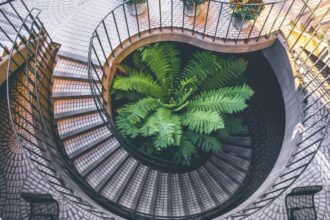 escalier double quart tournant en fer dans un intérieur moderne