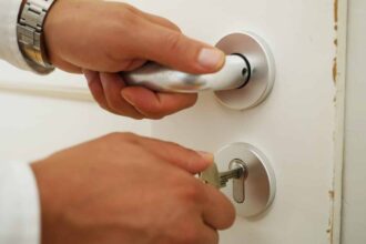 Serrurier en action pour renforcer la sécurité d'une maison