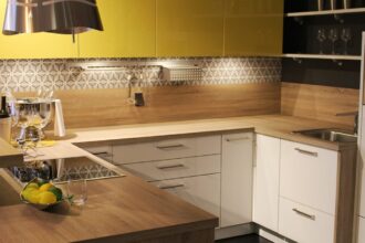 cuisine en U moderne avec meubles fonctionnels et astucieux