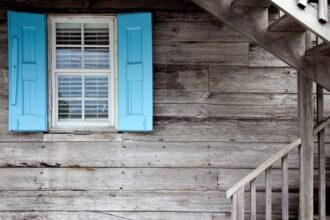 travail de rénovation d'une maison avec matériaux modernes et durables