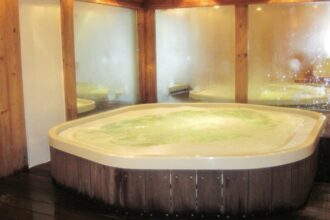spa installé dans un salon moderne pour se détendre à domicile