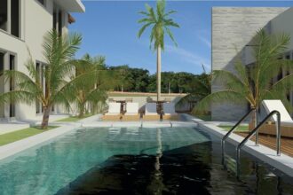 Piscine en construction avec aménagement paysager autour