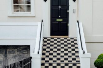 Porte d'entrée en PVC avec design moderne et coloré