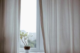 Fenêtre moderne améliorant l'isolation et la luminosité d'une maison