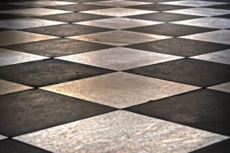 Carrelage moderne dans un intérieur élégant et lumineux