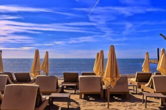 Salon de jardin en résine tressée dans un espace extérieur élégant
