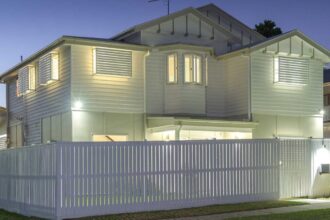 extension en bois d'une maison moderne avec jardin verdoyant