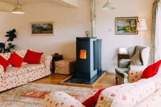 poêle à granulés moderne installé dans un salon chaleureux
