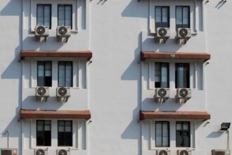 chauffage réversible moderne installé dans un intérieur chaleureux