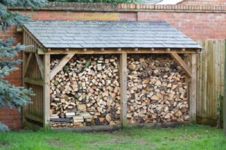 Construction d'un abri pour le bois de chauffage en cours