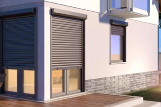 Volet roulant installé sur une fenêtre pour protection et sécurité