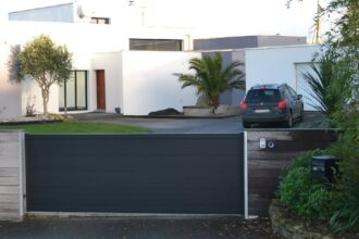 Portail en aluminium installé pour sécuriser une maison