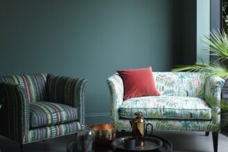 Salon compact avec un snuggler et des miroirs décoratifs