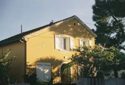 maison aux volets blancs