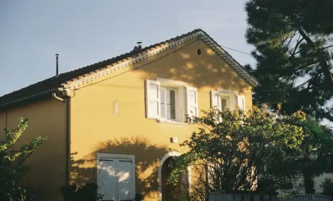 maison aux volets blancs