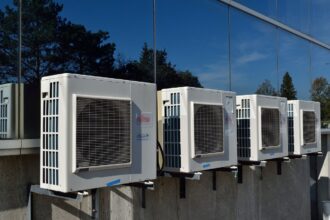 Solutions créatives pour dissimuler un bloc de compresseur de climatisation