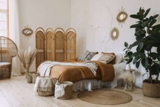 chambre chaleureuse avec décoration cocooning et éclairage doux