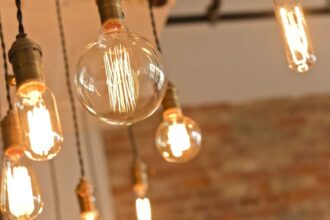 Applique LED moderne illuminant un intérieur chaleureux et accueillant