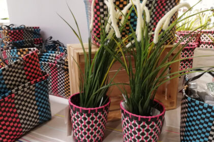 Balcon tendance : adopter les pots de fleurs sacs pour un style unique