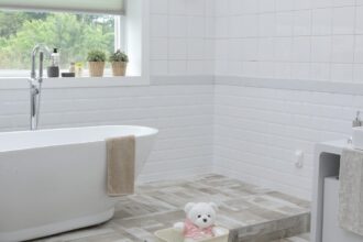 Salle de bain décorée avec des couleurs apaisantes et des plantes vertes