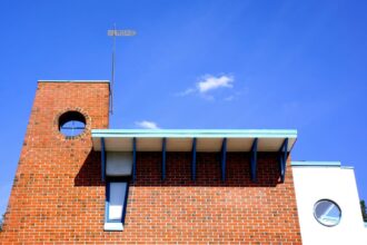 Bâtiment moderne avec une isolation thermique optimisée sur le toit