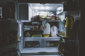 Bouteilles de produits naturels pour éliminer les odeurs du réfrigérateur