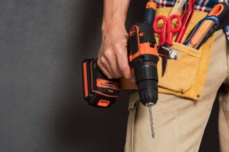 Outils de bricolage variés sur un plan de travail en bois