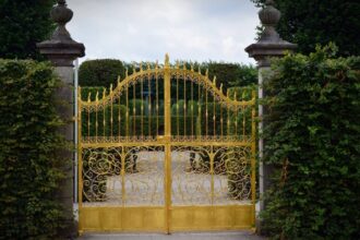 Portail en aluminium moderne avec finition élégante dans un jardin verdoyant