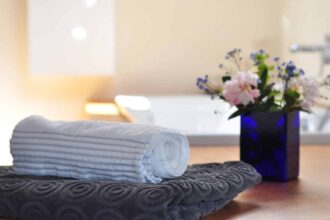 Mobilier en teck dans une salle de bain élégante et fonctionnelle
