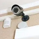 camera de surveillance au mur d'une maison