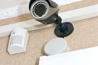 camera de surveillance au mur d'une maison