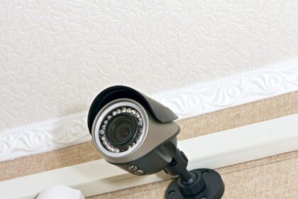 camera de surveillance au mur d'une maison